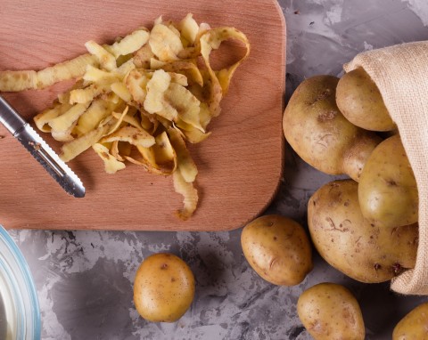 7 najlepszych sposobów na wykorzystanie obierków z ziemniaków w domu i ogrodzie