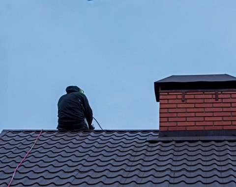 Komin wyczyści się sam, bez wchodzenia na dach. Prościutka metoda polecana przez kominiarzy