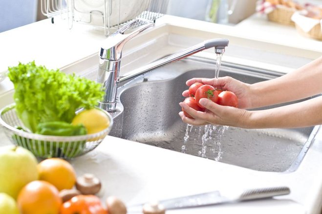 mycie warzyw pod bieżącą wodą. jak oszczędzać wodę w kuchni?