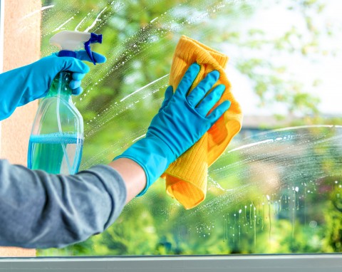 Czym myć okna, żeby nie było smug? Poznaj najlepsze domowe sposoby