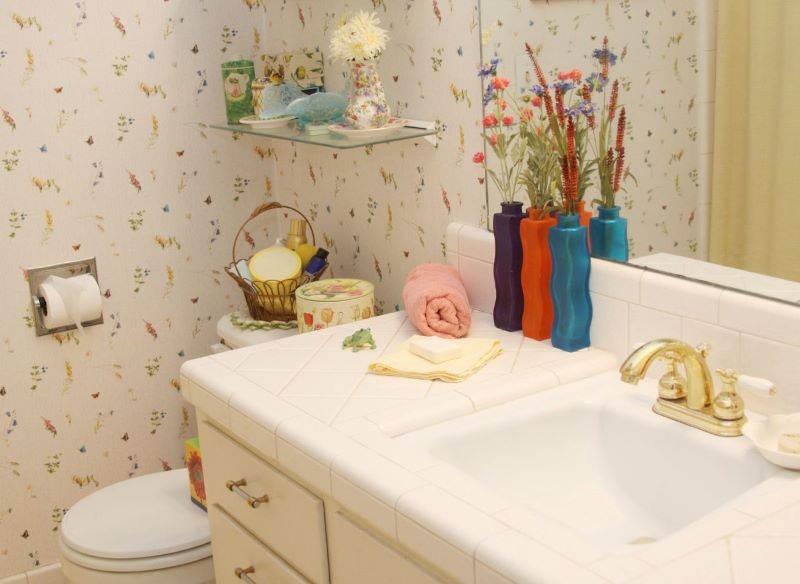 Zamiast płytek, na ścianie w łazience można położyć wodoodporną tapetę.