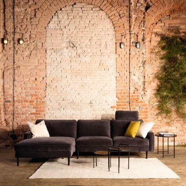 - Dlaczego kochamy tego typu meble? Przede wszystkim przez rodzaj stosowanej w obiciu tkaniny. Welwet jest  lśniącą, dwuwarstwową tkaniną z gęstym, przyjemnym w dotyku włóknem, tworzonym przez króciutkie pokryte charakterystycznym meszkiem, nitki. Dzięki temu króluje wizualnie nad innymi materiałami, bo pięknie opalizuje pod wpływem światła, ale też dotyku, który zmienia położenie nitek zmieniając powierzchnię tkaniny.  Dzięki temu sofa welwetowa zawsze daje wrażenie trójwymiarowości – zwłaszcza, gdy materiał  połączony jest z pikowaniem. Oprócz tego, tkaniny aksamitne, welurowe są bardzo miękkie i przyjemne w dotyku, a do tego pasują do różnorodnych aranżacji. – mówi Aldona Mioduszewska, Dyrektor Marketingu w Galerii Wnętrz DOMAR.