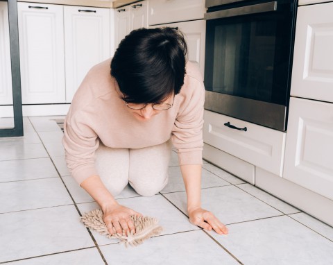 Zapamiętaj przepis na tę mieszankę, przyda się przed świętami. Czyści płytki w kuchni i łazience na błysk