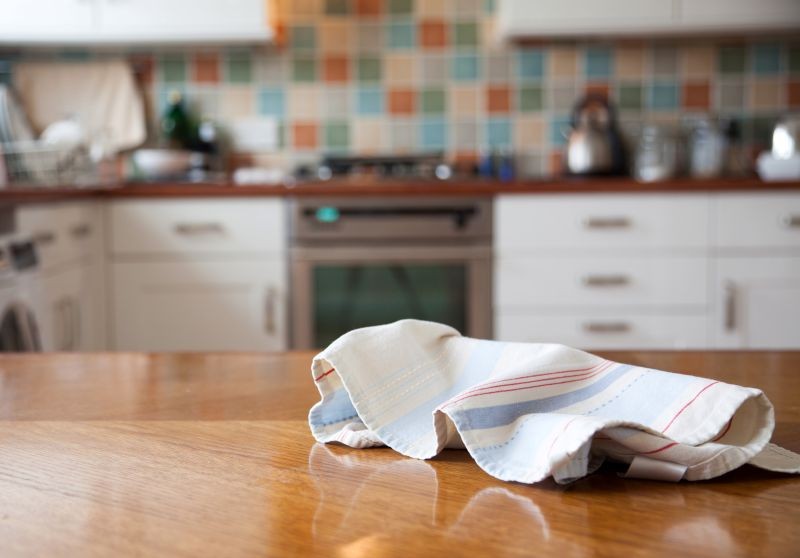 Ścierki kuchenne trzeba prać w wysokiej temperaturze, aby pozbyć się z nich bakterii.