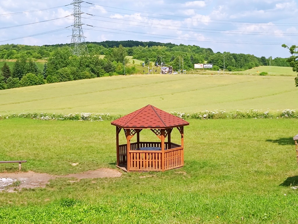 Leśne klimaty, U PODNÓŻA KOPCA