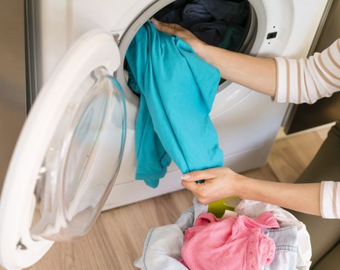 Tania metoda na zatrzymanie koloru na ubraniach. Wystarczy wrzucić kilka do każdego prania