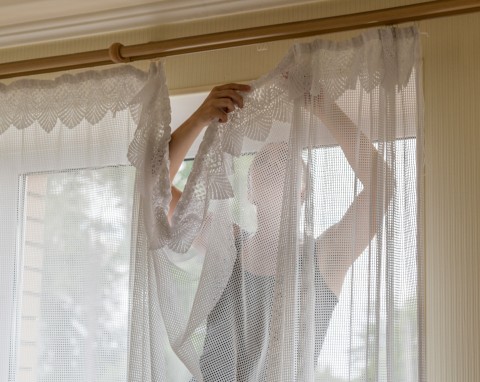 Zamiast namaczać, wlej do pralki. Firanki odzyskają dawną biel