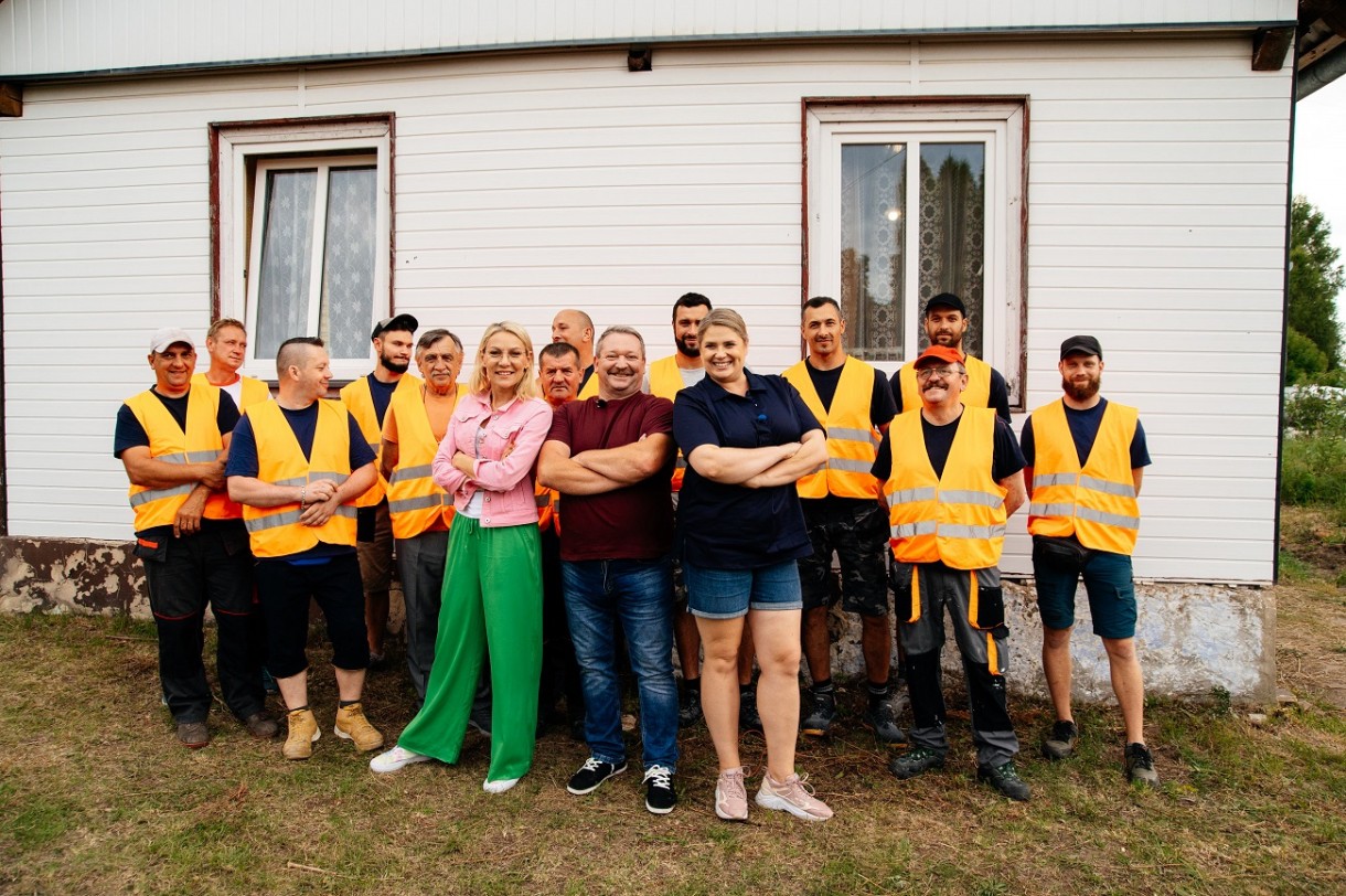 Nasz Nowy Dom, Nasz Nowy Dom odc. 295. Skłoby - Pan Maciej i pani Agata wychowują troje dzieci, lada moment w rodzinie pojawi się też mała Lilka. Rodzina kupiła na kredyt stary dom do remontu (w miejscowości Skłoby). Niestety, raty kredytu wzrosły dwukrotnie, całkowicie uniemożliwiając wygospodarowanie środków na przystosowanie budynku do zamieszkania. Rodzina gnieździ się w rozpadającym się, niedogrzanym budynku i z coraz większym przygnębieniem spogląda w przyszłość.