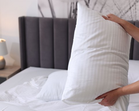 Żółte plamy na poduszkach w zwykłym praniu nie zejdą. Wsyp do bębna, będą bielutkie jak śnieg