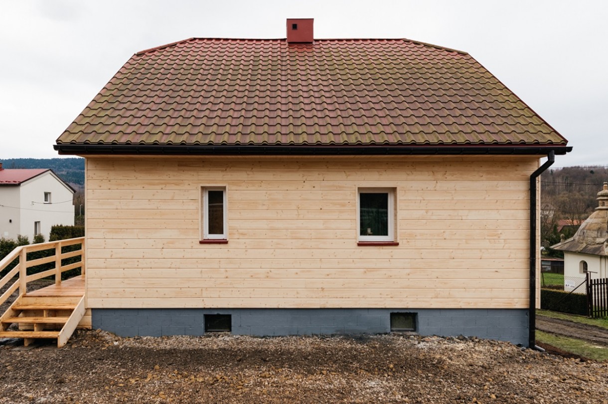 Nasz Nowy Dom, Nasz Nowy Dom: Stryszów - Tym razem Ela Romanowska odwiedzi małą miejscowość Stryszów, niedaleko Wadowic i rodzinę dzielnych kobiet składającą się z: mamy Ani oraz dwóch sióstr Gosi (20 lat) i Zuzi (16 lat). Dom w którym aktualnie mieszkają kobiety pierwotnie przeznaczony był do rozbiórki.