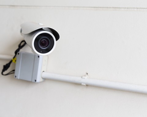 Czy można mieć kamerę nad drzwiami do mieszkania? Prywatny monitoring w bloku