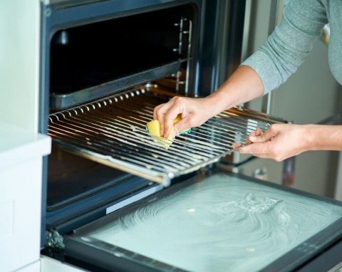 Zamroź, a potem wyczyść blachę i ruszt piekarnika. Znów będzie błyszczał jak nowy