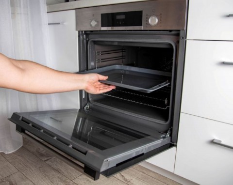 Naturalne sposoby na czystą blachę do pieczenia. Nie użyjesz ani grama chemii