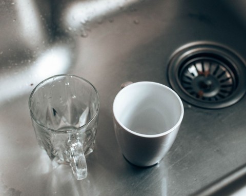 Najlepszy sposób na usunięcie osadu po herbacie. Kubki lśnią czystością bez szorowania