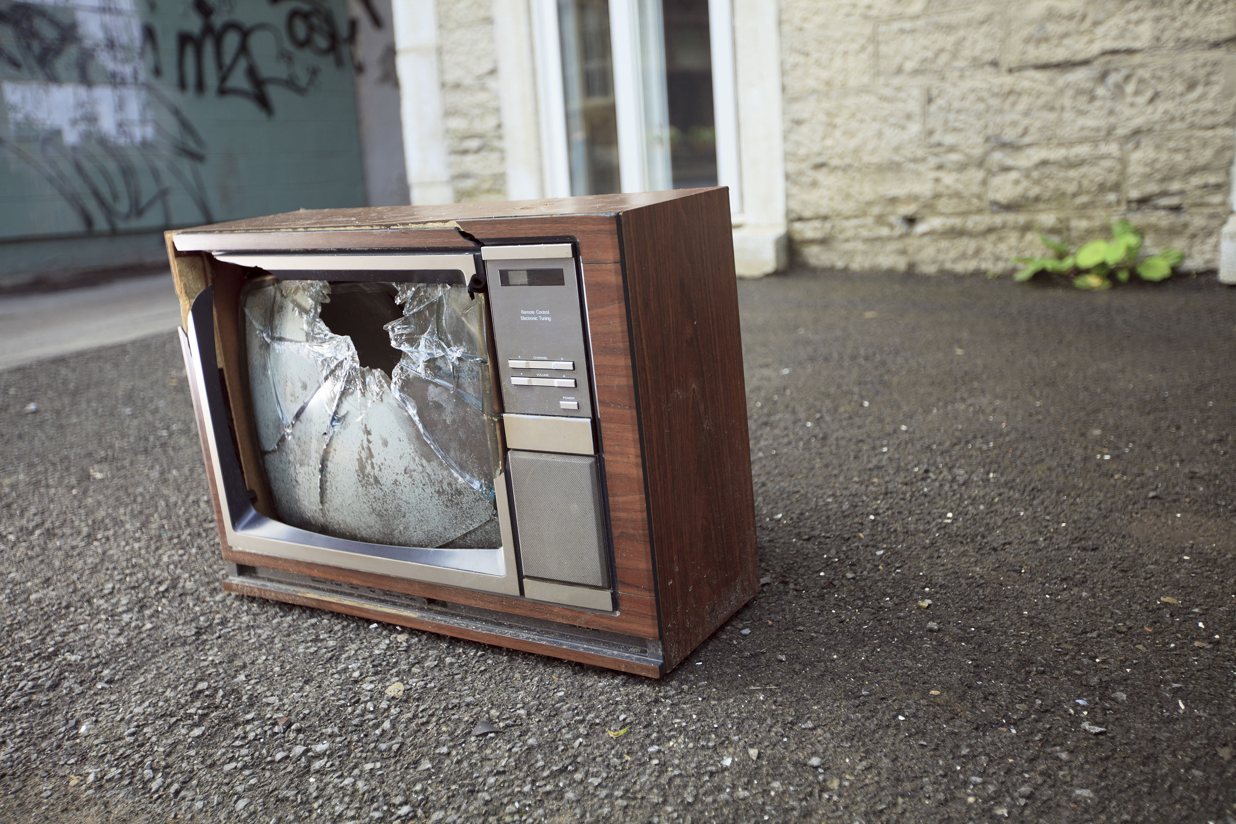 Разбитый телевизор. My tv is broken. Старый телевизор. Сломанный телек. My tv is broken.