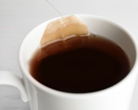 Najlepszy sposób na usuwanie osadu po herbacie. Kubki lśnią czystością bez szorowania