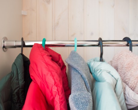 Jak wyczyścić kołnierz kurtki puchowej bez prania? Pomogą 2 produkty z kosmetyczki