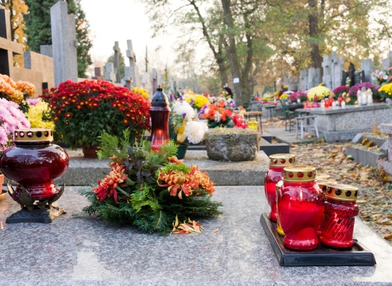 jak zabezpieczyć znicze i wiązanki przed kradzieżą