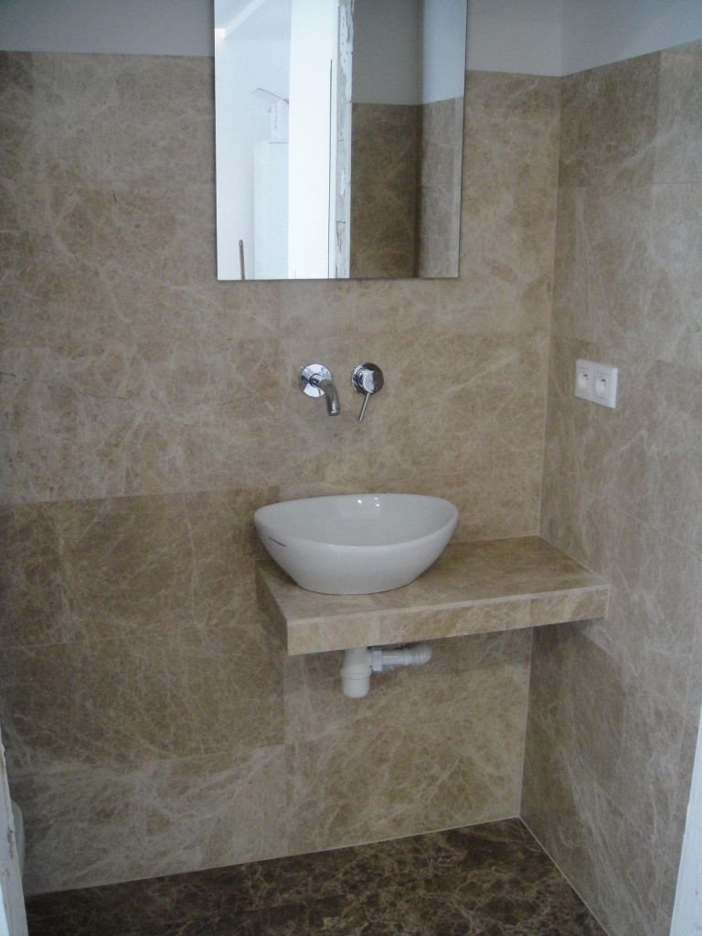 Łazienka, Toaleta z marmuru - umywalka nablatowa