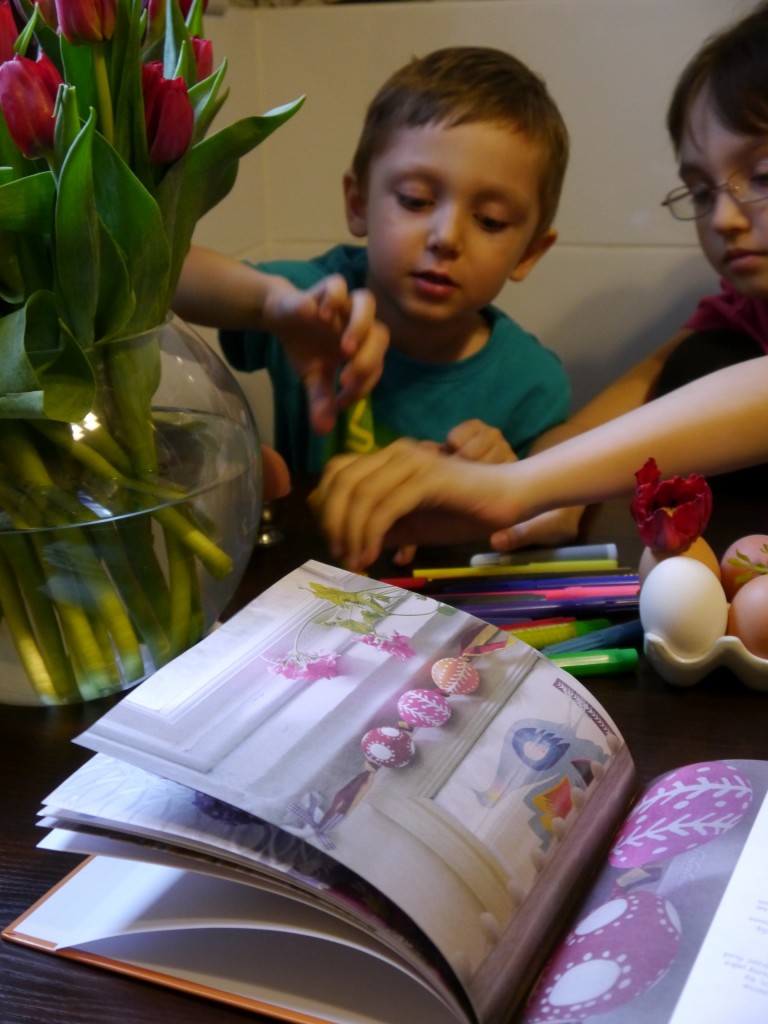 Pozostałe, Wielkanoc - Moje maluszki bardzo szybko zajęły się pisankami . Tym razem wg instrukcji (hi, hi..)