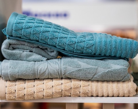 Tak profesjonalne pralnie czyszczą ręczniki. Są puszyste, a brzydki zapach znika