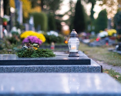 Jak zabezpieczyć kwiaty, wieńce i znicze na grobie przed złodziejami? 6 prostych sposobów