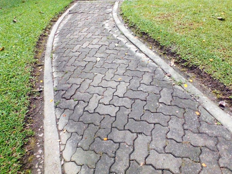 Kostka brukowa jest trwałym materiałem, ale może niszczeć zimą.