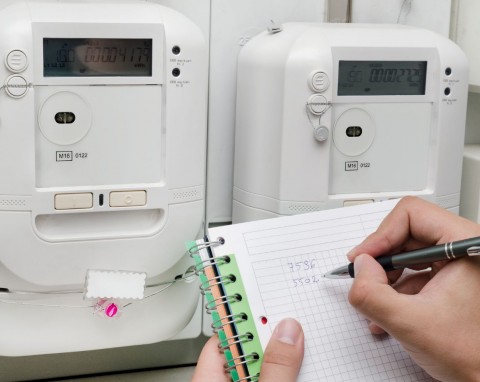 Jak czytać fakturę za prąd? Opłaty naliczanie miesięcznie i opłaty za zużycie, która pozycja jest kluczowa