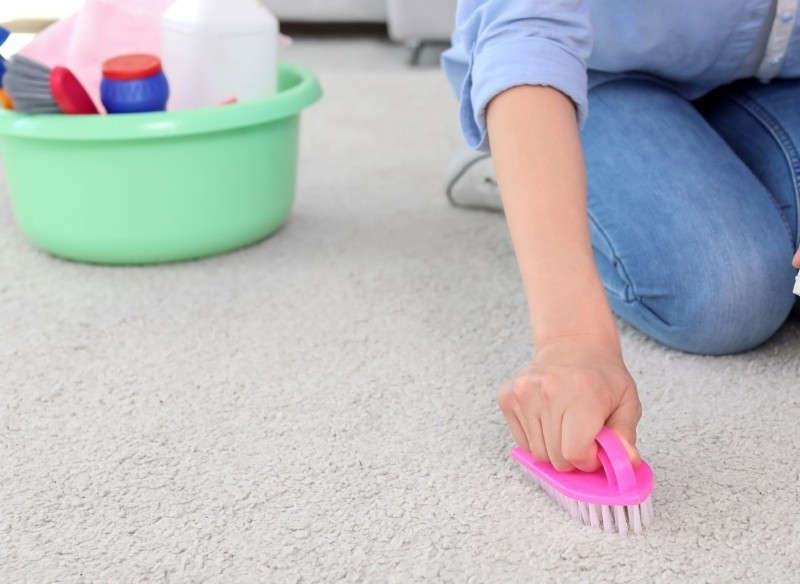 jak wyczyścić plamy na dywanie 