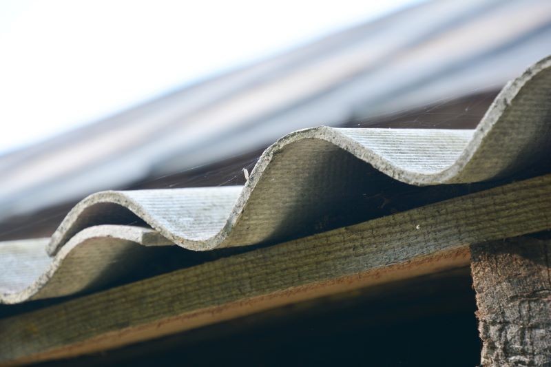 Płyty eternitowe muszą zostać zdemontowane na koszt właściciela.