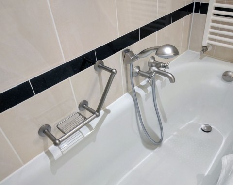 Żaden hydraulik nie zdradzi ci tej sztuczki. W prosty sposób można przetkać odpływ pod prysznicem lub w wannie