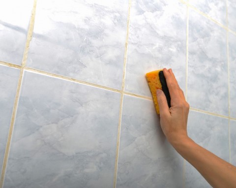 Czyści płytki i fugi w kuchni oraz łazience na błysk. Zapisz przepis na tę mieszankę, przyda się przed świętami