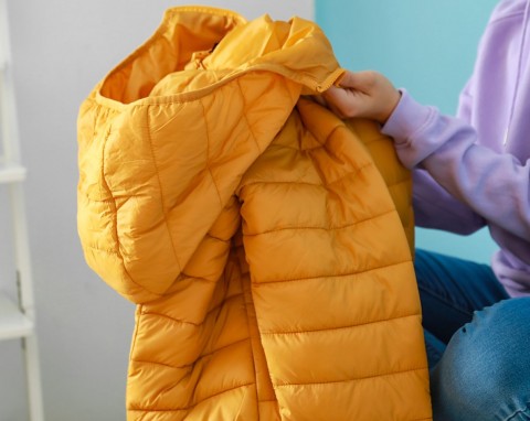 Jak usunąć zapach potu z kurtek i płaszczy. Domowy trik sprawi, że będą świeże i pachnące