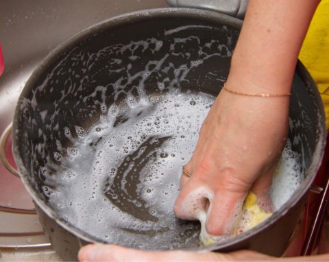 Zadziała, gdy inne metody zawodzą. Stary tłuszcz zniknie z dna patelni lub garnka