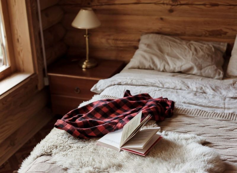 Rustykalna sypialnia nie musi, a wręcz nie powinna być idealna.