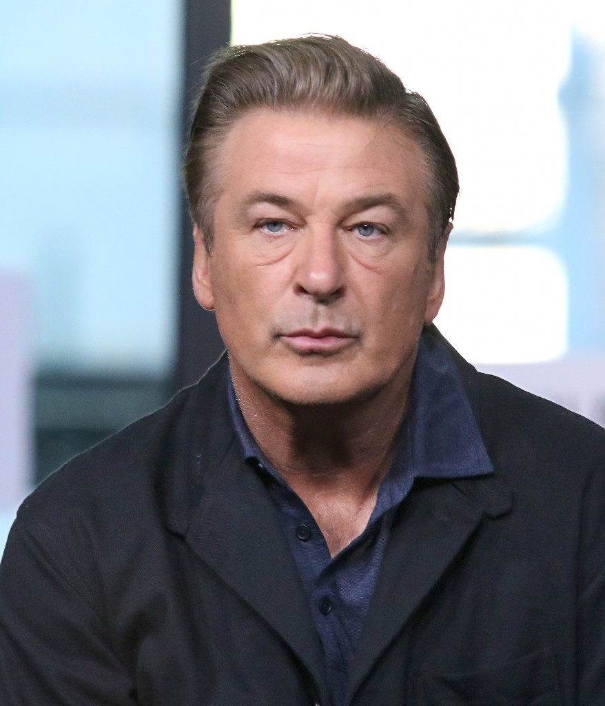 Domy sław, Dom, w którym obecnie mieszka Alec Baldwin z rodziną - 22 października 2021 media obiegła informacja, o tym, że podczas zdjęć do filmu „Rust” Alec Baldwin śmiertelnie postrzelił operatorkę i ranił reżysera. Aktor posługiwał się repliką broni. Do tej pory trwa śledztwo wyjaśniające okoliczności wypadku, prowadzone przez prokuraturę w Santa Fe. Wypadek poruszył branżę i zwrócił uwagę na problem niewłaściwych praktyk na planach filmowych, na których często brakuje osób odpowiedzialnych za nadzór użycia broni palnej. 

Getty Images, Jim Spellman / Contributor