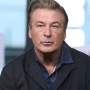 Domy sław, Dom, w którym obecnie mieszka Alec Baldwin z rodziną - 22 października 2021 media obiegła informacja, o tym, że podczas zdjęć do filmu „Rust” Alec Baldwin śmiertelnie postrzelił operatorkę i ranił reżysera. Aktor posługiwał się repliką broni. Do tej pory trwa śledztwo wyjaśniające okoliczności wypadku, prowadzone przez prokuraturę w Santa Fe. Wypadek poruszył branżę i zwrócił uwagę na problem niewłaściwych praktyk na planach filmowych, na których często brakuje osób odpowiedzialnych za nadzór użycia broni palnej. 

Getty Images, Jim Spellman / Contributor