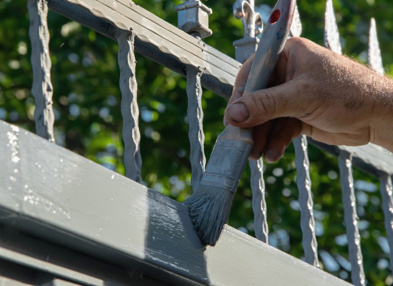  Rdza zjada metalowe zdobienia? Tak oczyścisz i odświeżysz ogrodzenie