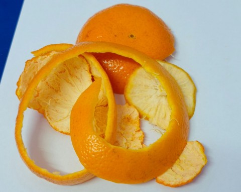 Suszone wykorzystasz jako rozpałkę do kominka. Ze świeżych zrobisz środek do czyszczenia i na mole