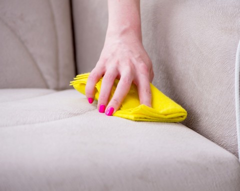 Sposób na odświeżanie sofy bez prania. Będzie czysta i pachnąca, nawet plamy znikną