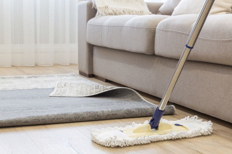 Kierunek mycia paneli ma znaczenie. Smug nie będzie, jeśli mop będziemy przesuwać wzdłuż.