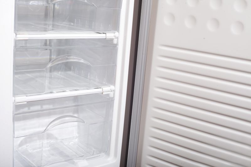 Aby szybko rozmrozić lodówkę, nie powinniśmy usuwać lodu nożem ani żadnym innym ostrym narzędziem.