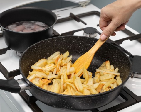 Jak usunąć zapach smażenia z domu? Skuteczna metoda, którą stosują w restauracjach