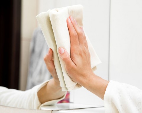 Lustro bez smug i zacieków. Prosty domowy sposób, który ułatwia czyszczenie bez chemii