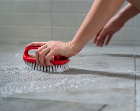 Dobry patent na czyszczenie fug w podłodze. Zero chemii, tylko dwa domowe składniki