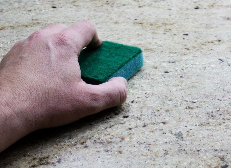 Zabrudzenia usuwamy z granitowego blatu od razu.