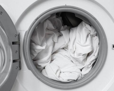 Ani 90, ani 60 stopni. Eksperci wyjaśniają, w jakiej temperaturze prać pościel, by pozbyć się bakterii