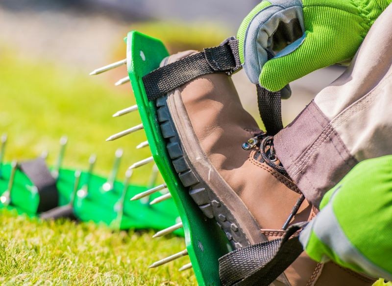 Do aeracji możemy wykorzystać nakładki na buty z kolcami.