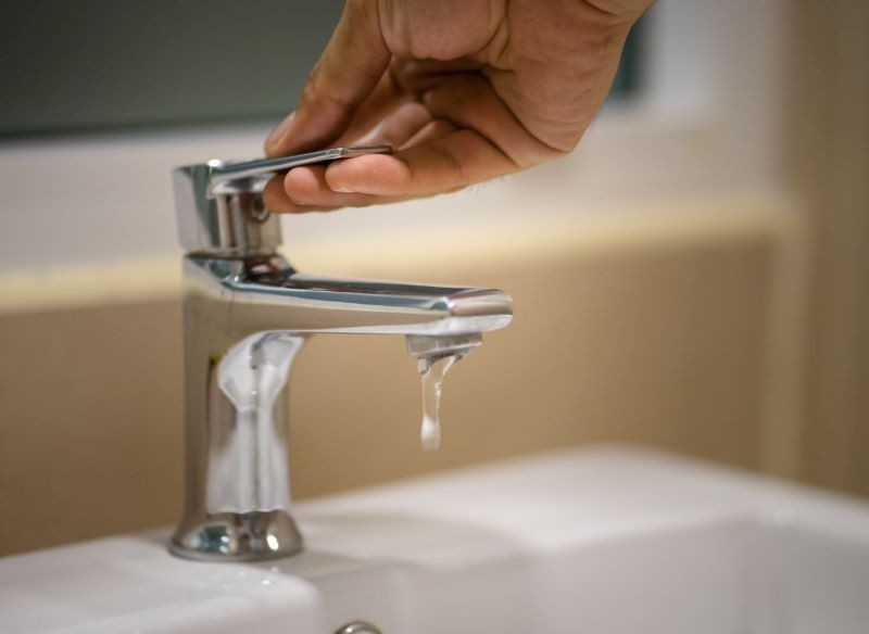 W większości gospodarstw domowych codziennie marnuje się wiele litrów wody.