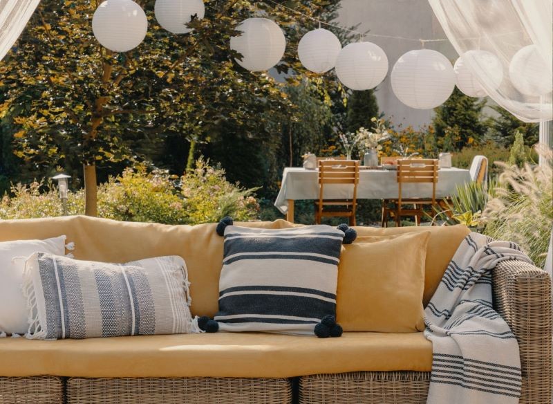 Lampki i lampiony są świetnymi dodatkami na taras w stylu boho.